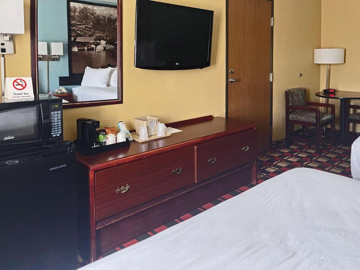 Econo Lodge *